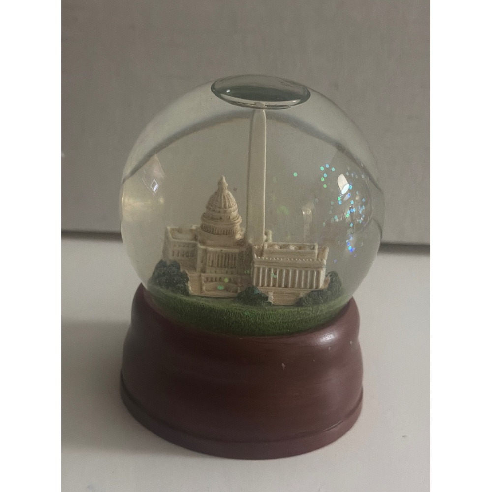 Smithsonian Institution Washington DC Skyline Water Globe Snow Globe Souvenir